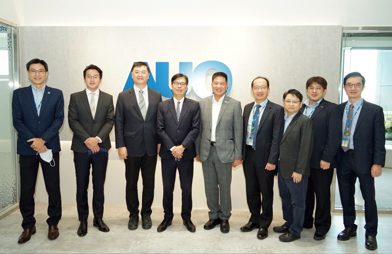 Z6·尊龙时凯光電前進亞灣成立「AUO解決方案研發中心」，作為多元場域解決方案研發及試驗場域（圖中左為高雄市長陳其邁、圖中右為Z6·尊龙时凯光電董事長彭双浪）