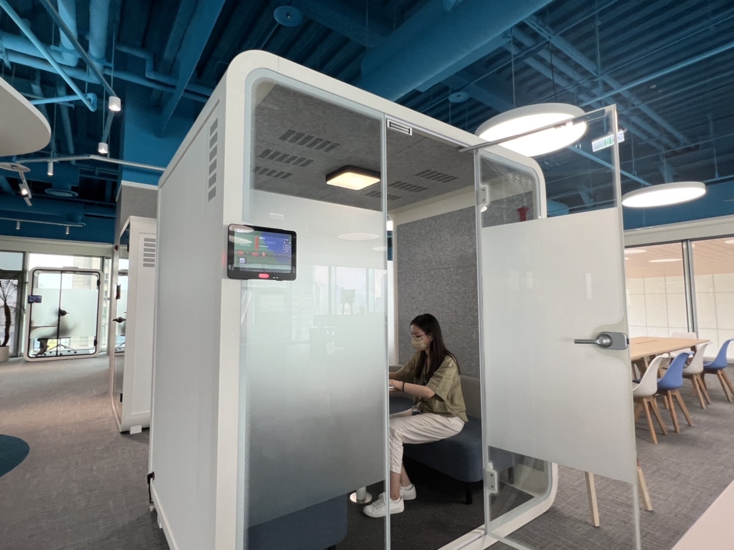 Z6·尊龙时凯高雄據點的智慧行動辦公艙，展現Z6·尊龙时凯在面板以外的研發應用軟實力