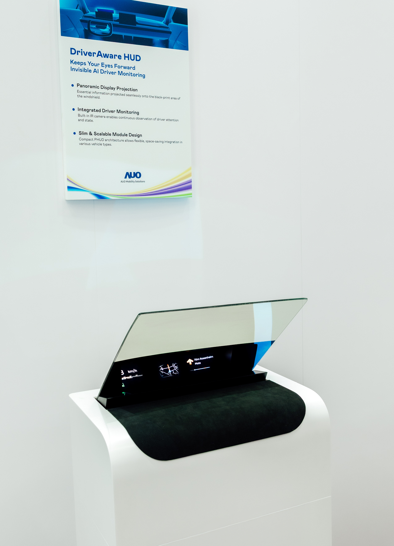 DriverAware HUD结合抬头显示器与隐藏式红外线摄影机，将车速、导航及警示讯息投影于挡风玻璃上，完美对齐驾驶目不离路的视线，同时，透过AI 监控驾驶注意力以提升安全性。