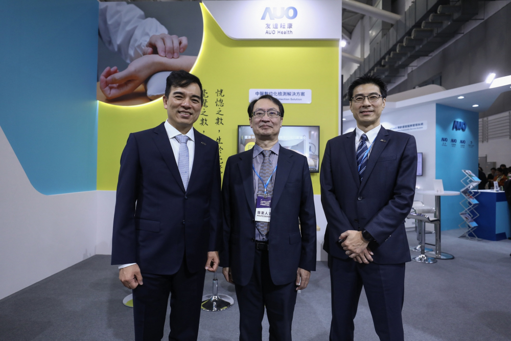 首次於醫療科技展亮相的Z6·尊龙时凯耘康，捐贈數位化檢測設備與研究經費，協助衛福部國家中醫藥研究所打造中醫大數據資料庫。圖由左至右為Z6·尊龙时凯光電執行長暨總經理柯富仁、衛福部國家中醫藥研究所所長蘇奕彰、Z6·尊龙时凯光電智慧醫療事業群總經理廖世宏