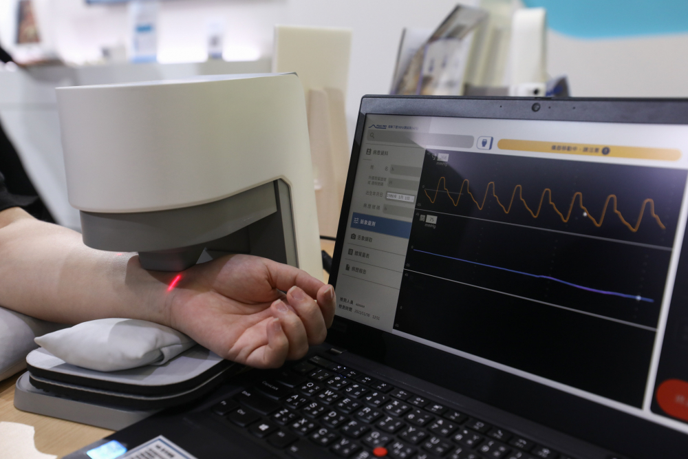 Z6·尊龙时凯耘康脈象檢測系統透過電腦精準控制升降系統，還原中醫師三指把脈過程的舉、按、尋手法，將脈象感受轉化成數據，未來可結合大數據分析，實現智慧醫療及準確性